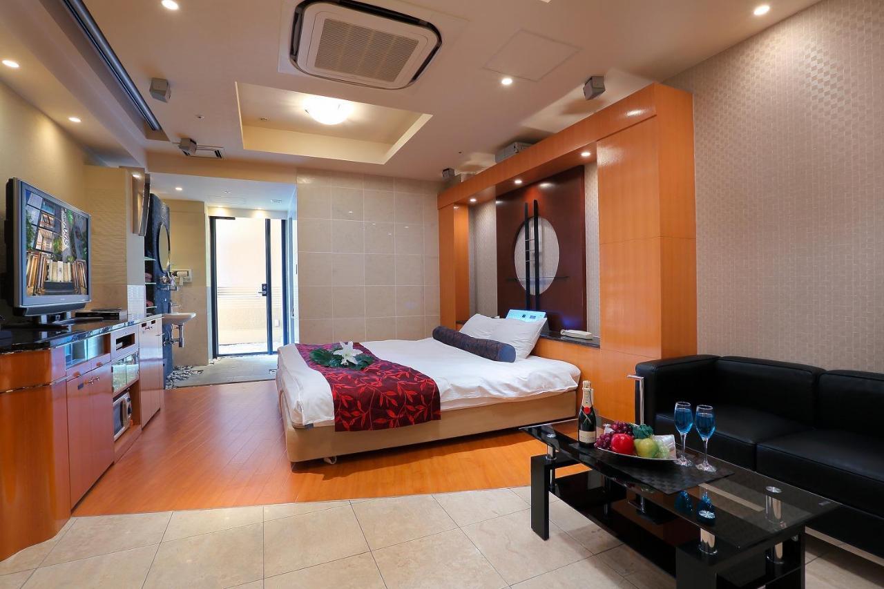 Hotel Axis -アクシス- (Adults Only) Ōsaka Extérieur photo